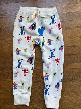 Hanna Andersson Sesame Street Cream Sweatpants with Multicolor Characters NWOT